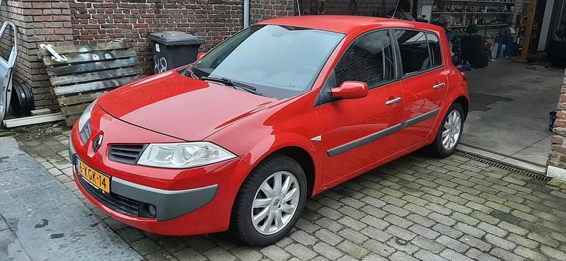 Rood (mat) Gebruikt 2007 Renault Mégane II Dynamique Hatchback | € 2.450 - Afbeelding 1/4