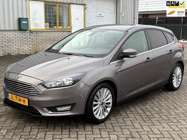 Bruin (metallic) Occasion 2016 Ford Focus Titanium Hatchback | € 9.995 (Super prijs) - Afbeelding 1/4