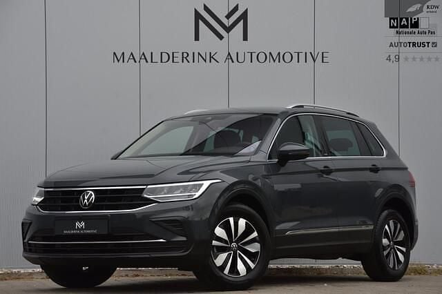Grijs Gebruikt 2023 VW Tiguan Move SUV | € 34.840 (Super prijs) - Afbeelding 1/4
