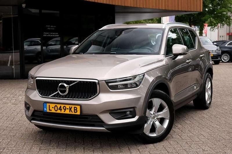 Grijs, metallic lak Gebruikt 2021 Volvo XC40 Business Edition SUV | € 24.950 (Super prijs) - Afbeelding 1/4