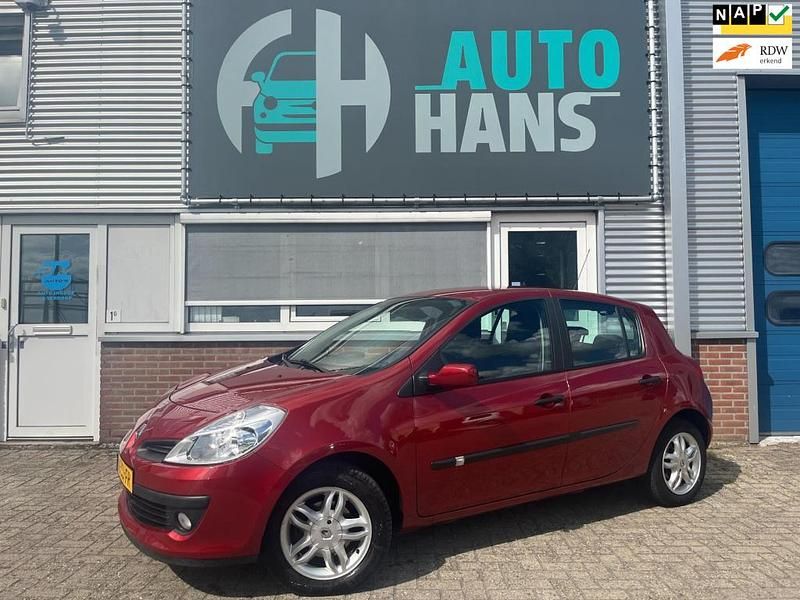 Hatchback Gebruikt 2006 Renault Clio II Dynamique Hatchback | € 3.999 (Eerlijke prijs) - Afbeelding 1/4