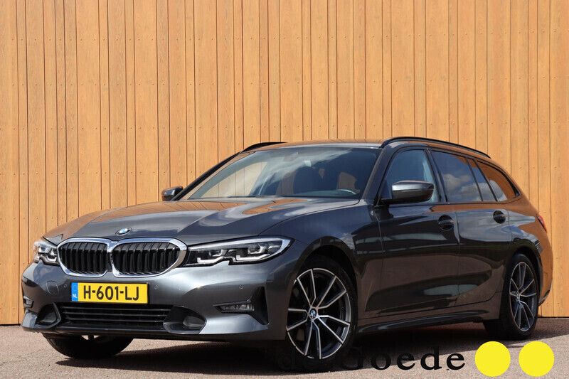 Grijs Gebruikt 2020 BMW 320 Executive Stationwagen | € 32.940 (Eerlijke prijs) - Afbeelding 1/4