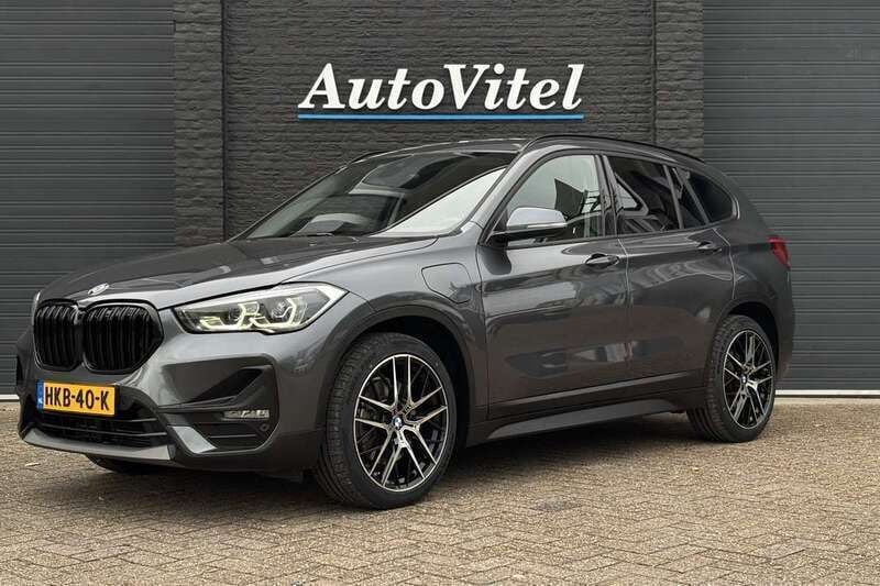Grijs, metallic lak Gebruikt 2021 BMW X1 Advantage SUV | € 26.945 (Eerlijke prijs) - Afbeelding 1/3