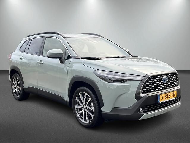 Groen (metallic) Occasion 2023 Toyota Corolla Cross Style SUV | € 30.901 (Goede deal) - Afbeelding 1/3