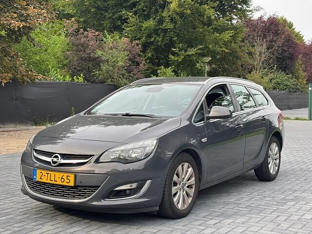 Grijs Gebruikt 2014 Opel Astra Cosmo Stationwagen | € 3.295 (Goede deal) - Afbeelding 1/4