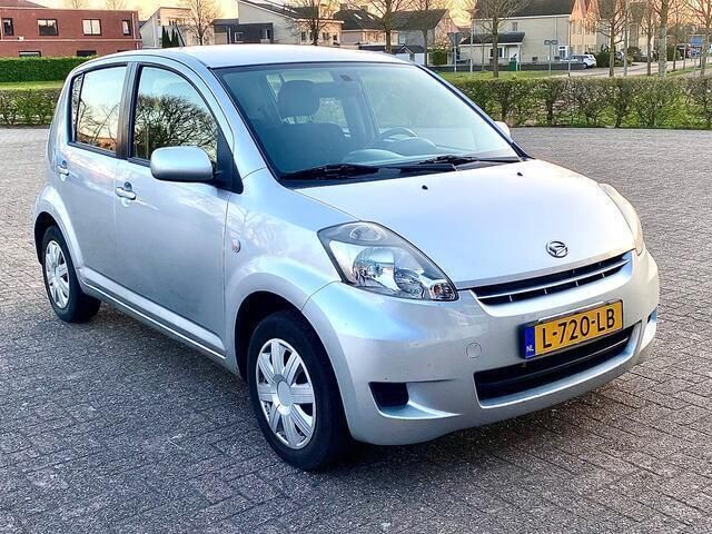 Grijs Gebruikt 2009 Daihatsu Sirion Hatchback | € 2.499 (Eerlijke prijs) - Afbeelding 1/4