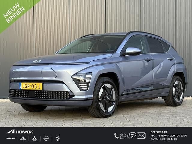 Meta blue pearl (pm2) Gebruikt 2025 Hyundai Kona Comfort SUV | € 33.935 - Afbeelding 1/4
