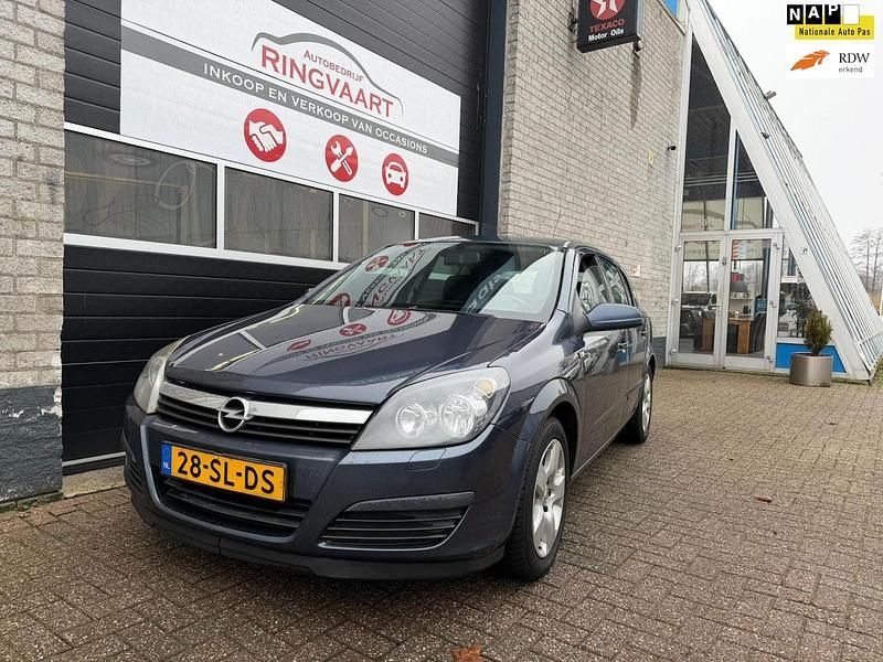 Grijs Occasion 2006 Opel Astra Edition Hatchback | € 2.249 (Eerlijke prijs) - Afbeelding 1/4