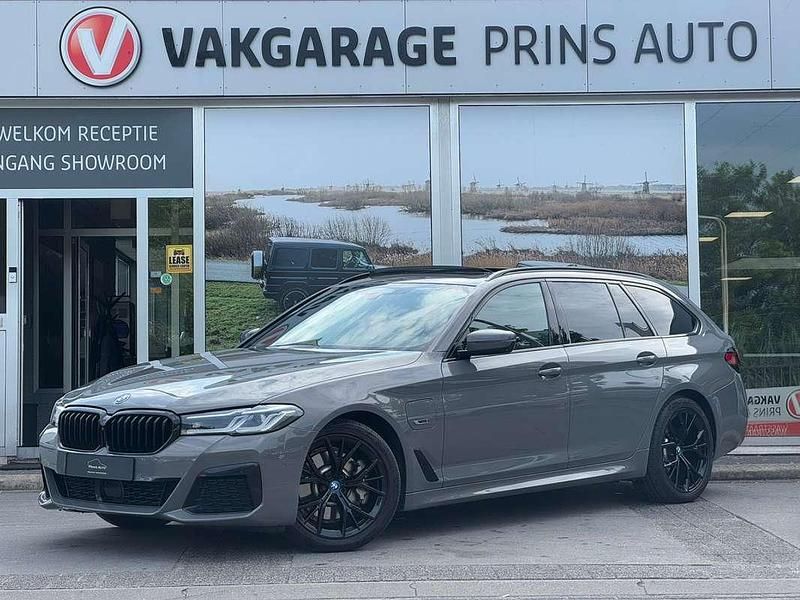 Grijs Gebruikt 2022 BMW 530e M Sport Stationwagen | € 39.900 (Eerlijke prijs) - Afbeelding 1/4