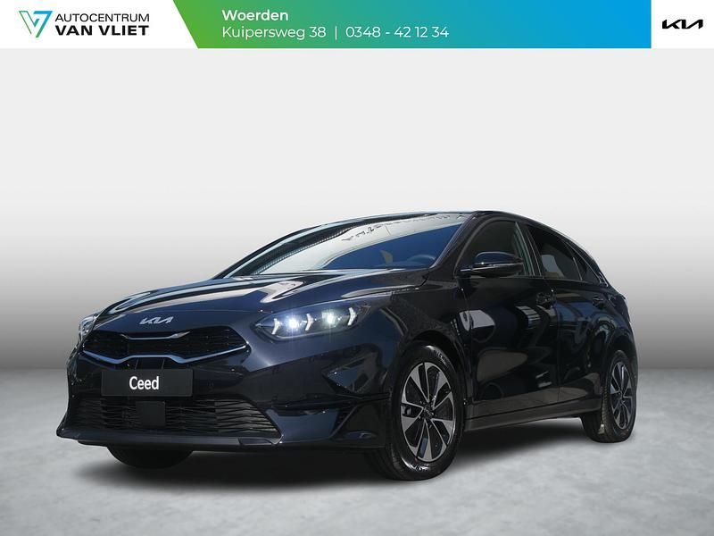 Black pearl Nieuw 2025 Kia Ceed Hatchback | € 32.490 (Eerlijke prijs) - Afbeelding 1/4
