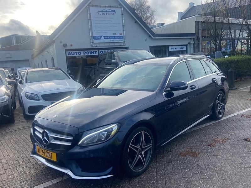 Blauw, metallic lak Gebruikt 2019 Mercedes C180 AMG Stationwagen | € 12.999 (Goede deal) - Afbeelding 1/4