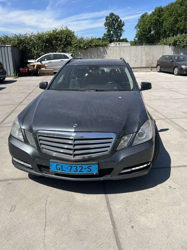 Grijs Gebruikt 2011 Mercedes E220 Stationwagen | € 3.500 - Afbeelding 1/4