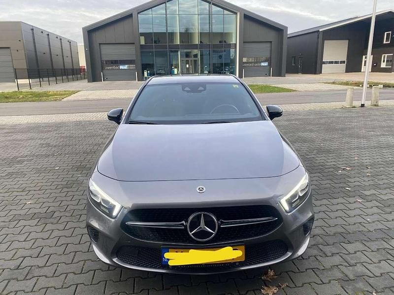 Grijs Gebruikt 2021 Mercedes A180 AMG Stationwagen | € 27.000 (Eerlijke prijs) - Afbeelding 1/4