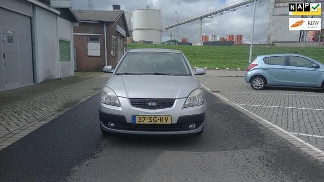 Grijs Gebruikt 2006 Kia Rio Hatchback | € 550 (Super prijs) - Afbeelding 1/4