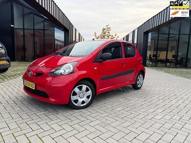 Rood Gebruikt 2007 Toyota Aygo Hatchback | € 2.250 (Goede deal) - Afbeelding 1/4