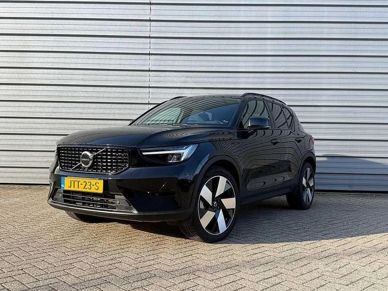 Zwart Occasion 2023 Volvo XC40 Plus SUV | € 37.900 (Iets duurder) - Afbeelding 1/4