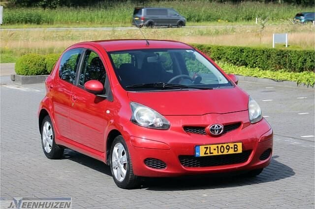 Rood Gebruikt 2010 Toyota Aygo Hatchback | € 2.999 (Super prijs) - Afbeelding 1/4