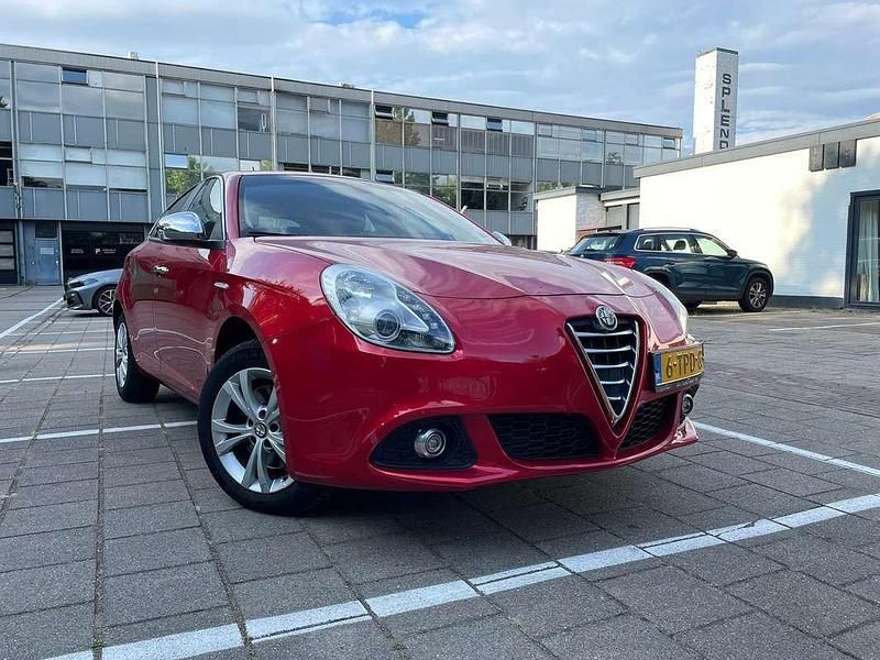 Rood, metallic lak Gebruikt 2014 Alfa Romeo Giulietta Competizione Hatchback | € 11.750 (Eerlijke prijs) - Afbeelding 1/4