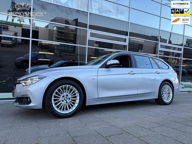 Grijs Gebruikt 2017 BMW 318 Executive Stationwagen | € 14.950 (Iets duurder) - Afbeelding 1/4