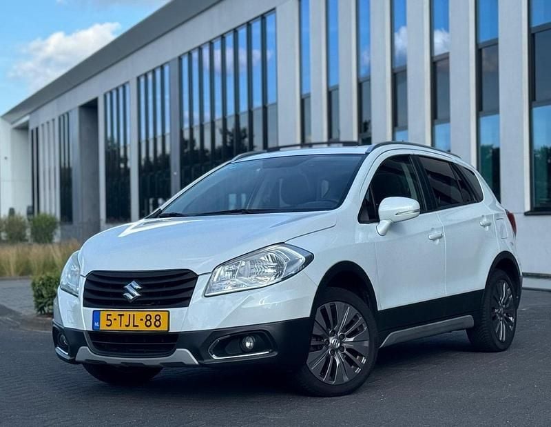 Wit (metallic) Gebruikt 2014 Suzuki SX4 S-Cross Exclusive SUV | € 7.950 (Goede deal) - Afbeelding 1/4