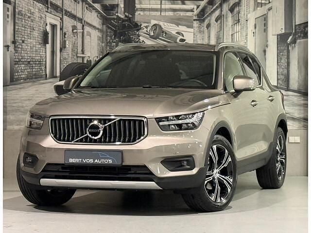 Grijs Gebruikt 2021 Volvo XC40 Inscription SUV | € 32.950 (Eerlijke prijs) - Afbeelding 1/4