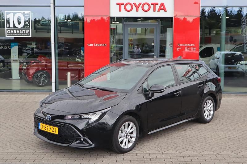 Zwart Gebruikt 2024 Toyota Corolla Hybrid Active Stationwagen | € 26.900 - Afbeelding 1/4