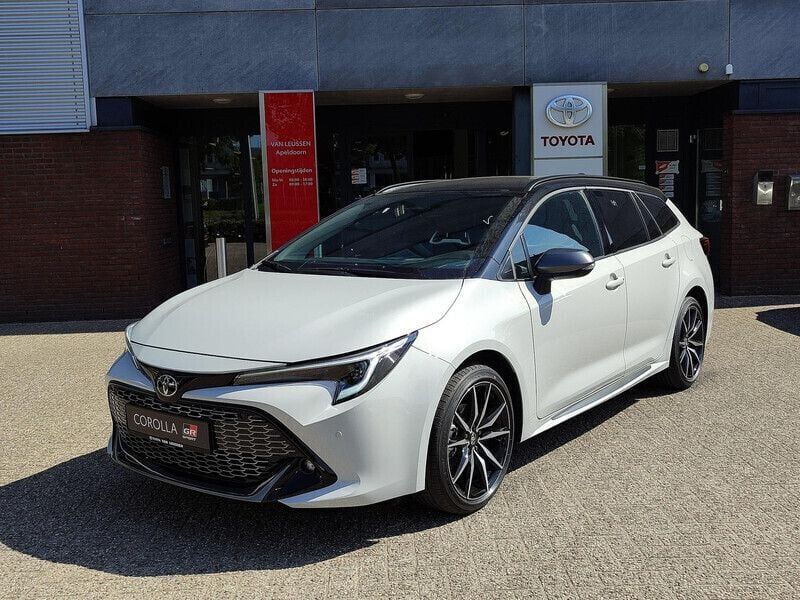 Grijs Nieuw 2025 Toyota Corolla Hybrid Sport Stationwagen | € 42.915 - Afbeelding 1/4
