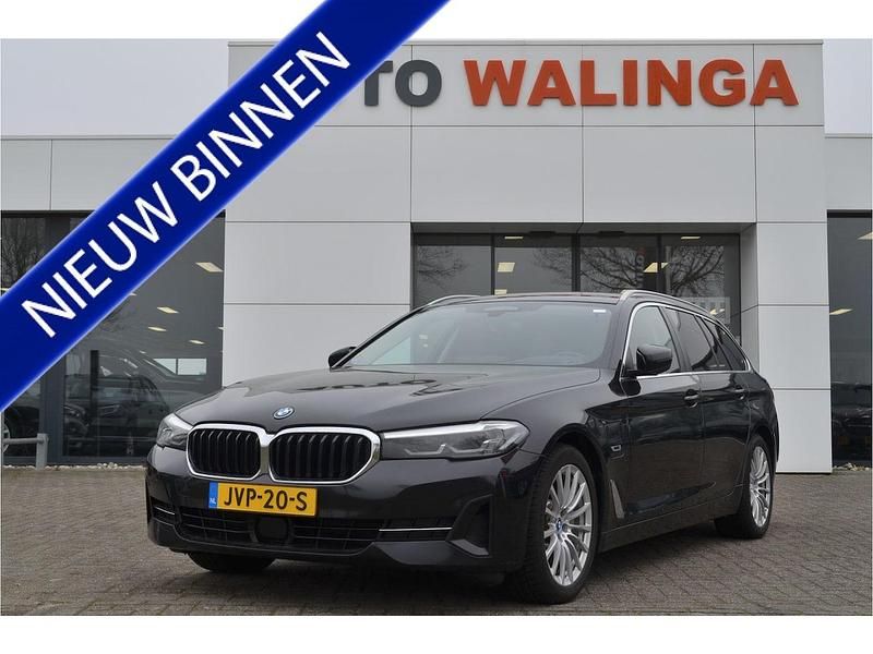 Zwart Occasion 2022 BMW 530e Stationwagen | € 26.900 (Super prijs) - Afbeelding 1/4
