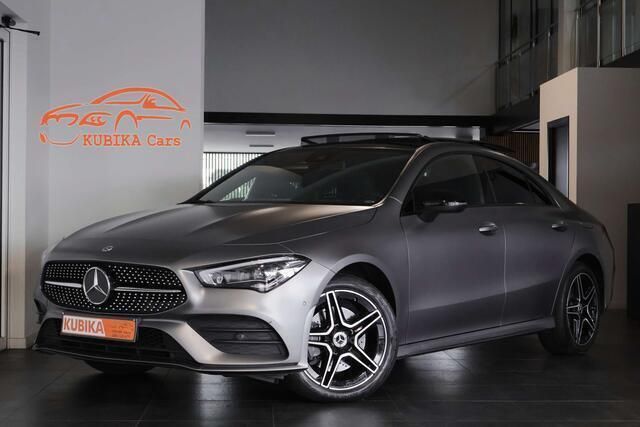 Grijs Gebruikt 2022 Mercedes CLA250 AMG line Sedan | € 32.899 (Eerlijke prijs) - Afbeelding 1/4