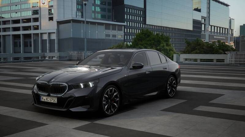 Grijs Nieuw 2025 BMW 530e M Sport Sedan | € 88.815 (Duur) - Afbeelding 1/4