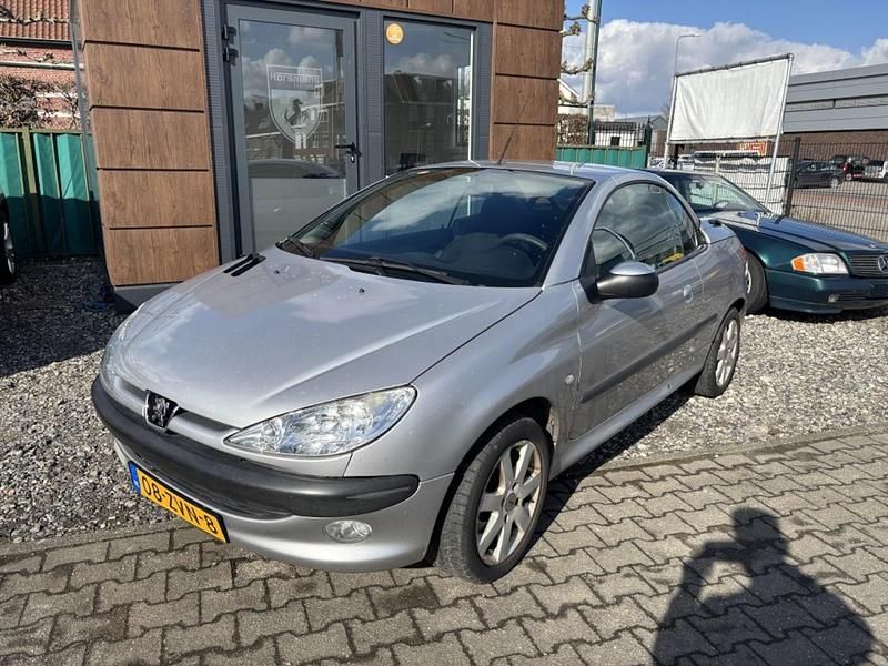 Grijs Gebruikt 2001 Peugeot 206 CC Cabriolet | € 1.440 (Eerlijke prijs) - Afbeelding 1/4