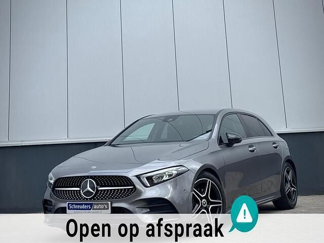 Grijs Gebruikt 2020 Mercedes A180 AMG Hatchback | € 28.950 (Eerlijke prijs) - Afbeelding 1/4