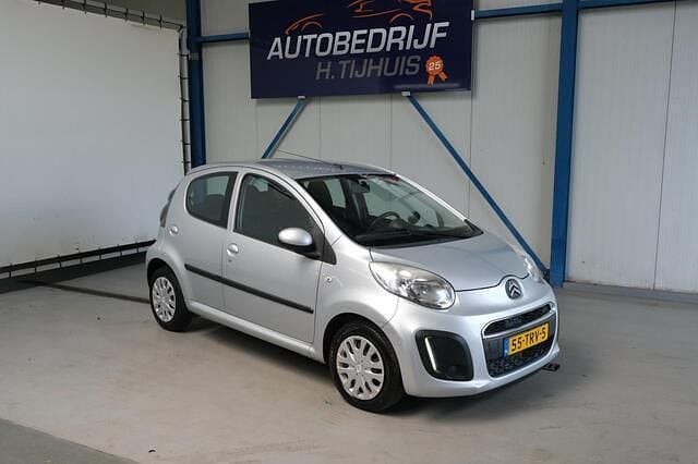 Grijs, metallic lak Gebruikt 2012 Citroën C1 Attraction Hatchback | € 3.750 (Eerlijke prijs) - Afbeelding 1/4