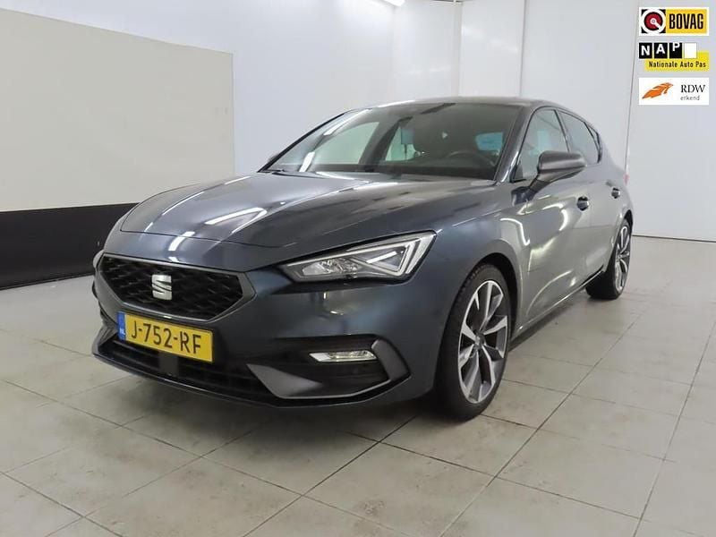 Grijs Gebruikt 2020 Seat Leon FR Hatchback | € 18.999 (Eerlijke prijs) - Afbeelding 1/4