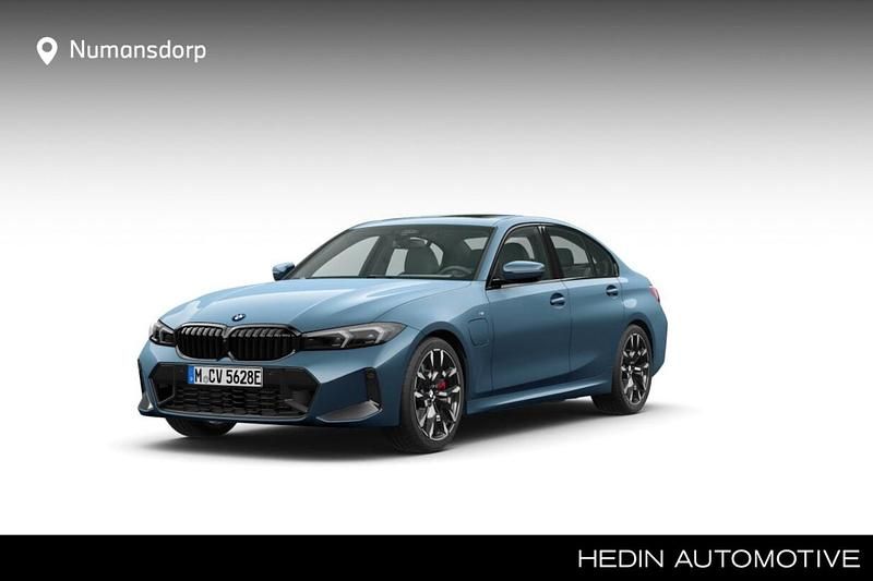 Blauw Nieuw 2025 BMW 330e M Sport Sedan | € 71.111 (Eerlijke prijs) - Afbeelding 1/4
