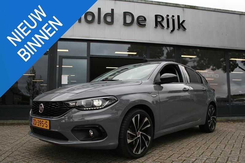 Grijs Gebruikt 2019 Fiat Tipo S Hatchback | € 15.950 (Eerlijke prijs) - Afbeelding 1/4