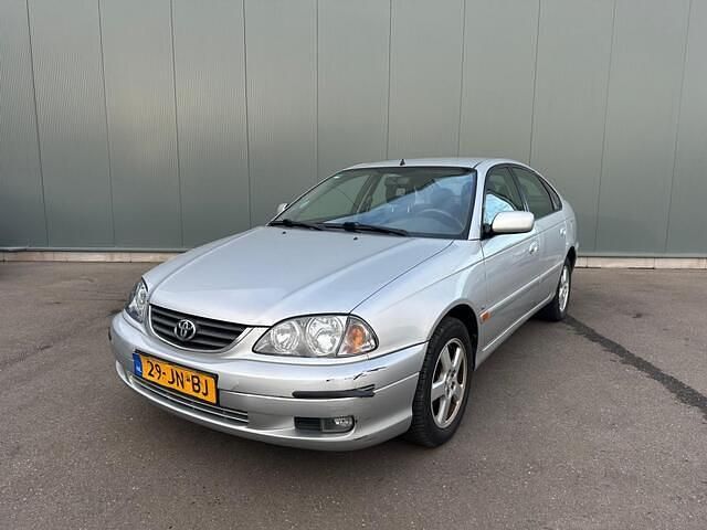 Occasion Toyota Avensis Luna 110 PK (80 kW) 2002 Grijs Hatchback