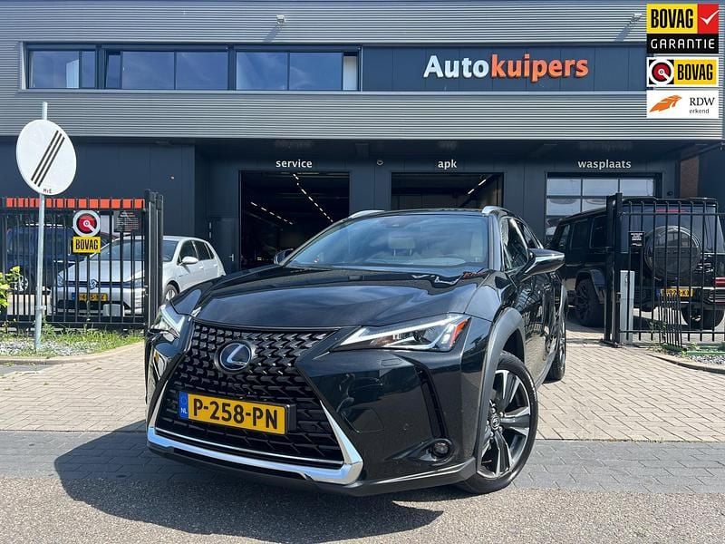 Zwart, metallic lak Gebruikt 2021 Lexus UX 250h SUV | € 29.950 (Eerlijke prijs) - Afbeelding 1/4
