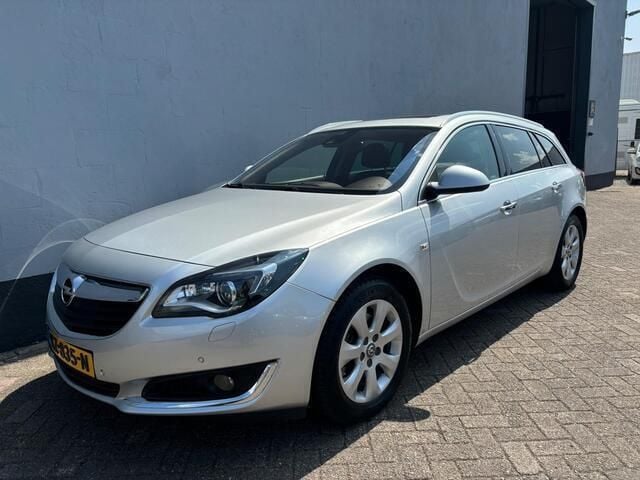 Grijs, metallic lak Gebruikt 2017 Opel Insignia Business Stationwagen | € 13.950 (Eerlijke prijs) - Afbeelding 1/4