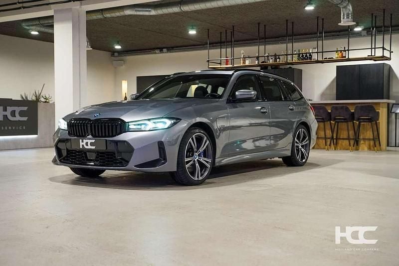 Grijs (metallic) Gebruikt 2022 BMW 330e M Sport Stationwagen | € 37.900 (Eerlijke prijs) - Afbeelding 1/4