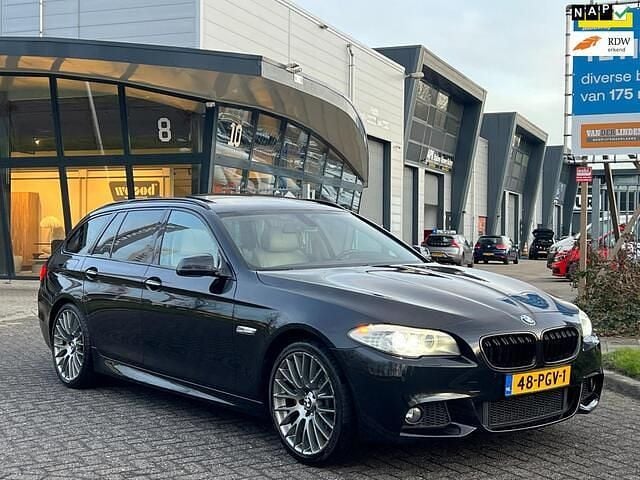 Zwart (metallic) Occasion 2011 BMW 520 M Sport Stationwagen | € 7.850 (Goede deal) - Afbeelding 1/4