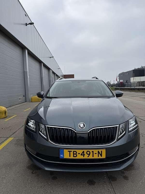 Grijs Gebruikt 2018 Skoda Octavia Stationwagen | € 10.750 (Goede deal) - Afbeelding 1/4