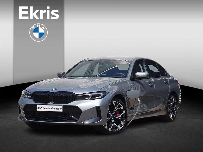 Grijs, metallic lak Gebruikt 2025 BMW 330e M Sport Sedan | € 58.900 (Eerlijke prijs) - Afbeelding 1/4