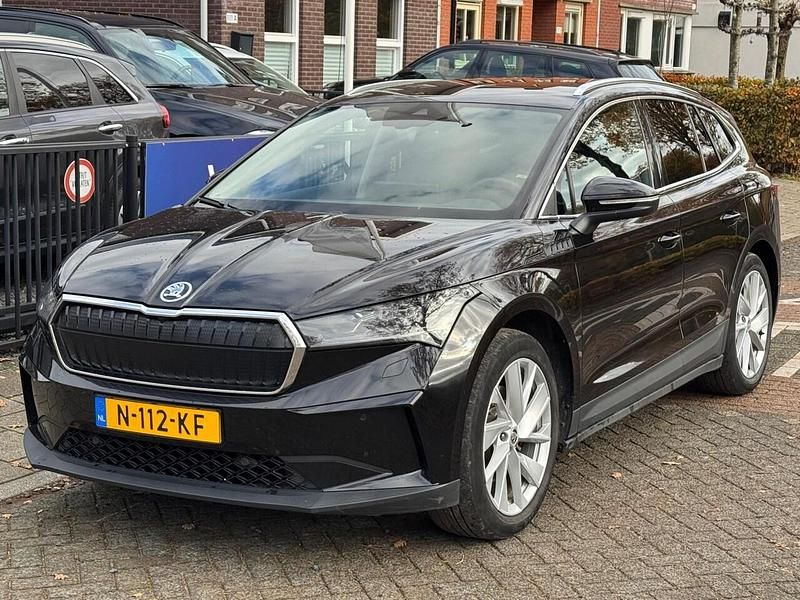 Zwart (metallic) Gebruikt 2021 Skoda Enyaq iV SUV | € 13.999 (Super prijs) - Afbeelding 1/4