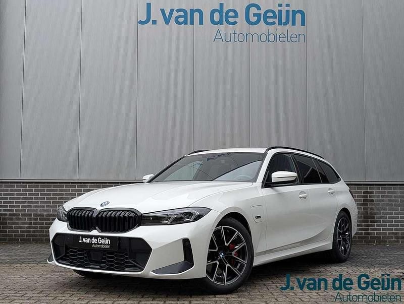 Wit Gebruikt 2023 BMW 330e Comfort Edition Stationwagen | € 36.950 (Super prijs) - Afbeelding 1/4