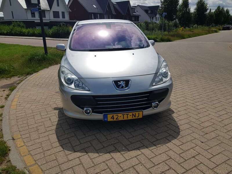 Zilver Gebruikt 2007 Peugeot 307 Premium Hatchback | € 3.333 (Duur) - Afbeelding 1/4