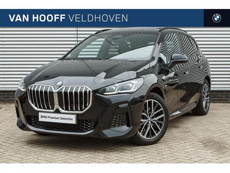 Saphirschwarz (donker zwart metallic) Gebruikt 2025 BMW 225 Active Tourer Comfort Edition MPV | € 58.837 - Afbeelding 1/4