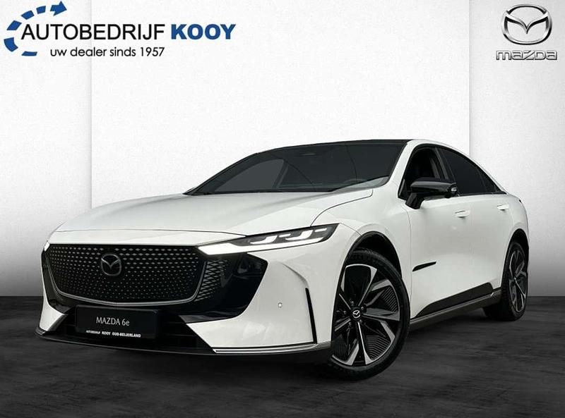 Wit Nieuw 2025 Mazda 6e Takumi-Line Hatchback | € 42.990 (Eerlijke prijs) - Afbeelding 1/4