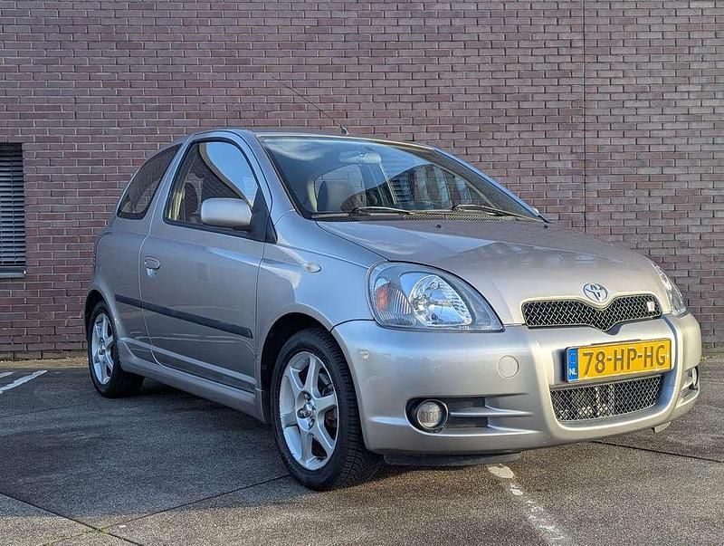 Zilver Gebruikt 2001 Toyota Yaris Hatchback | € 2.550 (Eerlijke prijs) - Afbeelding 1/4