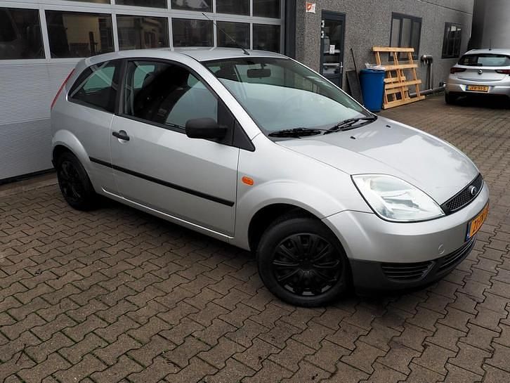 Grijs Gebruikt 2005 Ford Fiesta Style Hatchback | € 1.850 (Eerlijke prijs) - Afbeelding 1/4